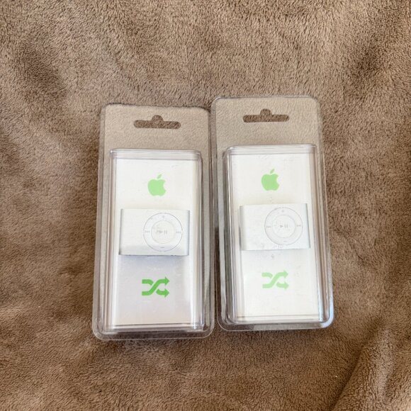Apple iPod Shuffle 2nd Generation Silver 1GB A1204 MA565LL/A *NEW IN PACKAGE* - Picture 1 of 8
